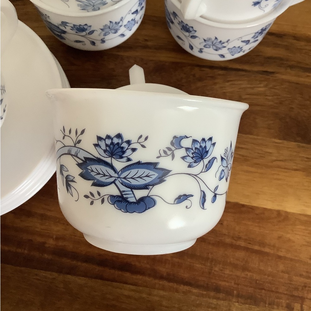 Lot of Vintage 70s Arcopal France "ASTER" Blue Floral Tea Cups & Saucers Set - Picture 5 of 16